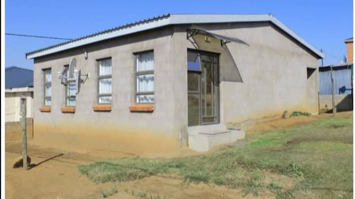<p>HOUSE FOR SALE MASOWE 3</p><p> •1 bedroom</p><p> •Lounge</p><p> •Kitchen fitted </p><p>•Large hallway </p><p>• Fenced with devils fork</p><p> • Sewer line available </p><p>💰Price 450,000</p>