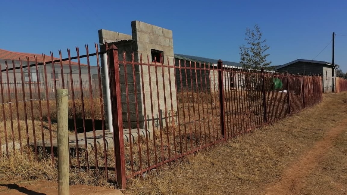 <p>We have this site at Ha Motloheloa, ena le ntlo, hau kena ka double door u tla fumana 4 rooms, all rooms li kentsoe ceiling and burglars. Ho boetse hona le 2 rooms aside and pit lartine toilet..hona le lifate tsa perekisi..Le mocucu oa likhoho le shadenet e nyane ho lemela meroho, ho jaretetsoe ka devil's fork..Metsi le motlakase li teng.</p>