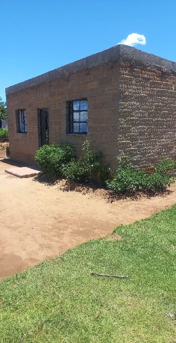 2 roomed house for sale at Mapoteng, Ha Molisa-Nku
The size of the site is 33m by 20m
Electricity available
5 minutes walk to PEP Store
Form C e teng