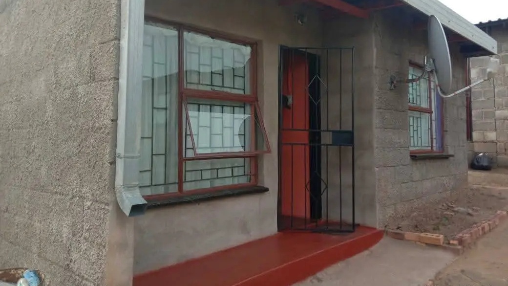 <p>🏘️2 roomed house for sale Ha Tsolo </p><p>📍Ha Lekhowa </p><p>●10minutes from tar road </p><p>●275sqm</p><p>●Electricity and Water Available </p><p>●Leased </p><p>💰200k</p><p></p>