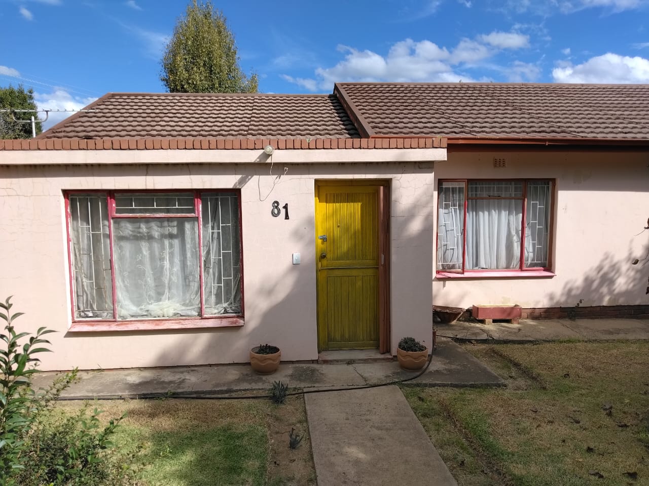The house is at Ficksburg at the main road - corner of De Villers Street and Voortekker Street.
It has 3 bedrooms
2 bathrooms fitted - bathroom & toilet, shower & toilet.
Kitchen and Dining room - openplan
Motor Gate
Fenced with devil's fork
Near tarred road
Water and electricity available