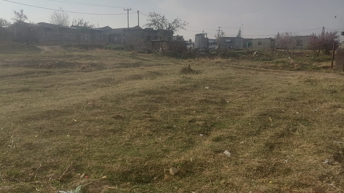 We have this site at Ha-Pita Ntshirele pela Phatlalla.. The site is 560sqm pela metsi le motlakase at just 60k, it has a good neighborhood. 