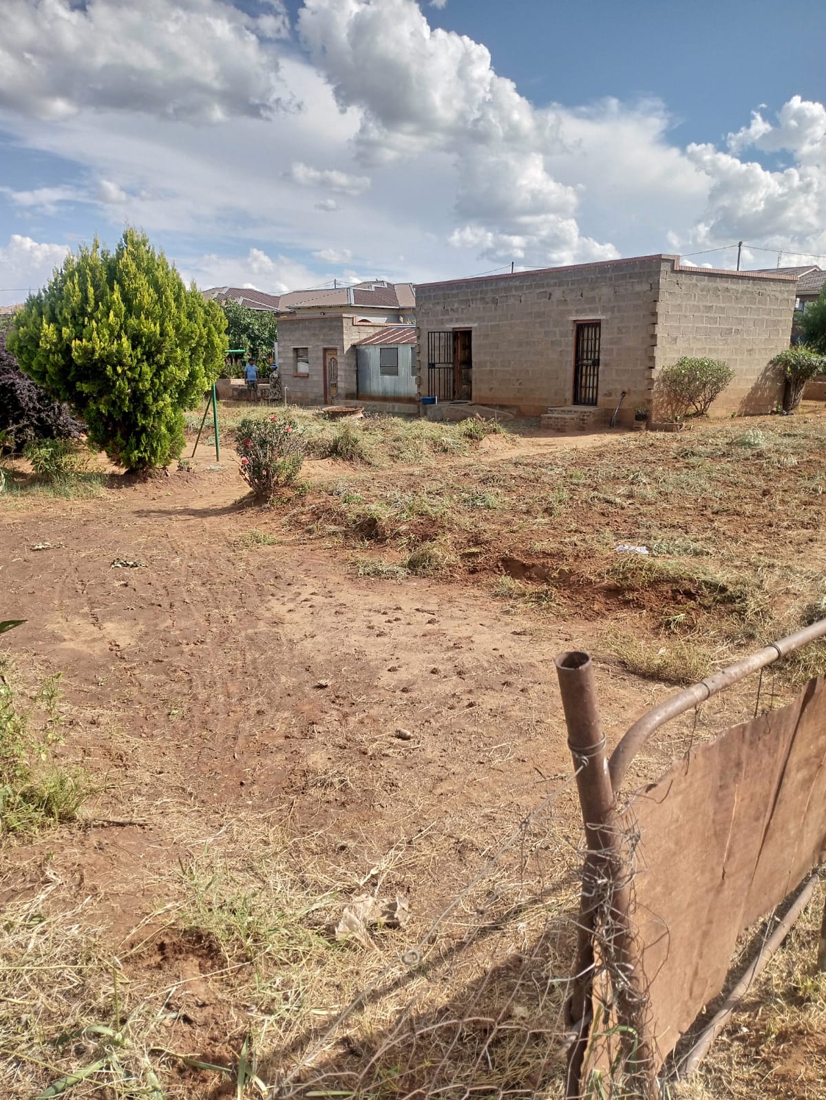 2 roomed house for sale at Mazenod - turn left along Moshoeshoe 1 aiport road.
The size of the site is 38m by 32m.
Electricity and water is avaliable.
5 minutes to main road
Next to Thota Moli Hotel