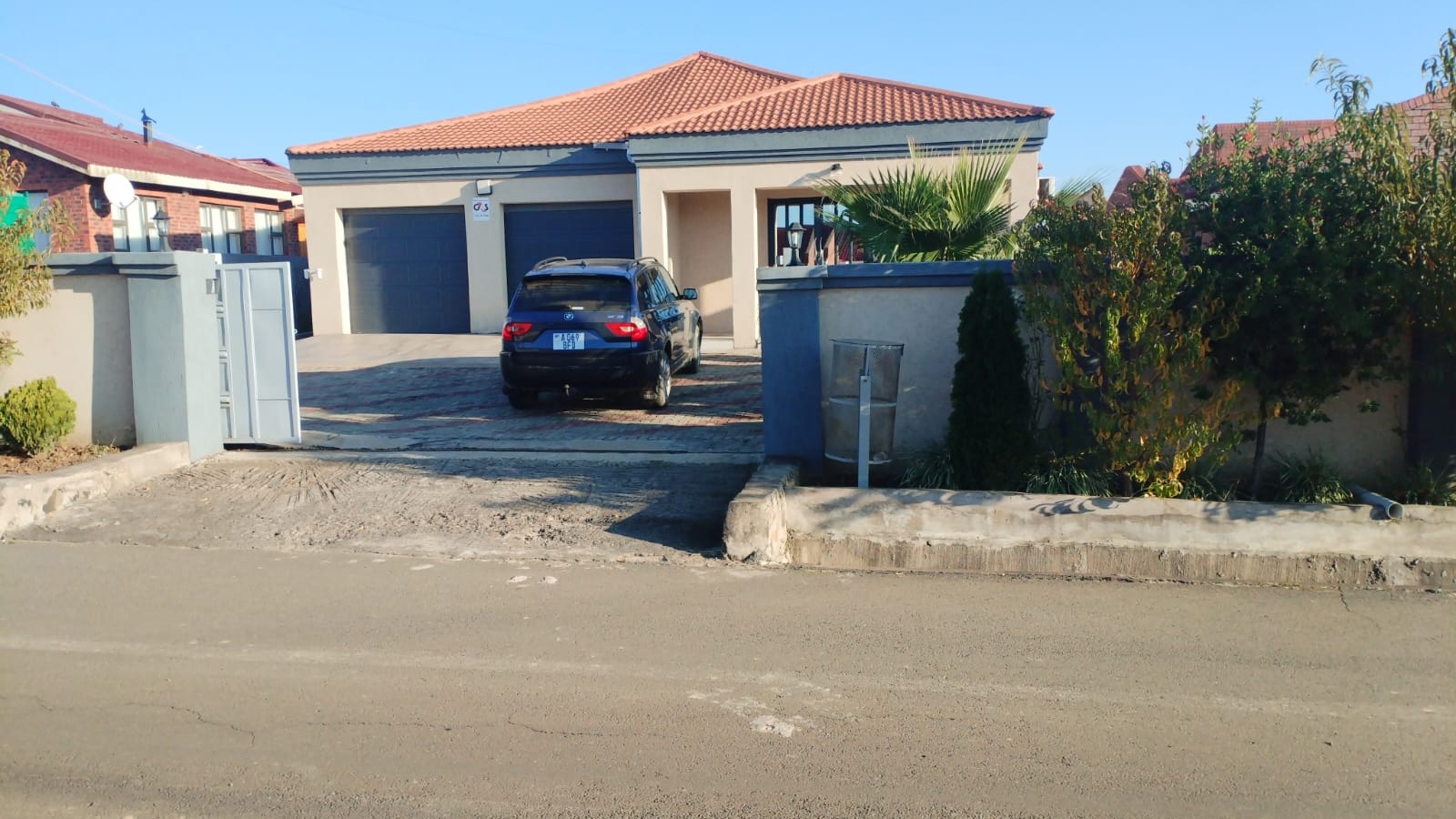 <p>Thetsane West, </p><p>4 Bedroomed all ensuited</p><p>Lounge</p><p>Dining</p><p>Kitchen</p><p>Common Toilet</p><p>Double garage</p><p>Fitted 1 bedroomed servants quarters</p><p>Security wall</p><p>Paving</p><p>All rooms Air-conditioning</p><p>G4S Security alarms</p><p>Asking price 2.5M</p>