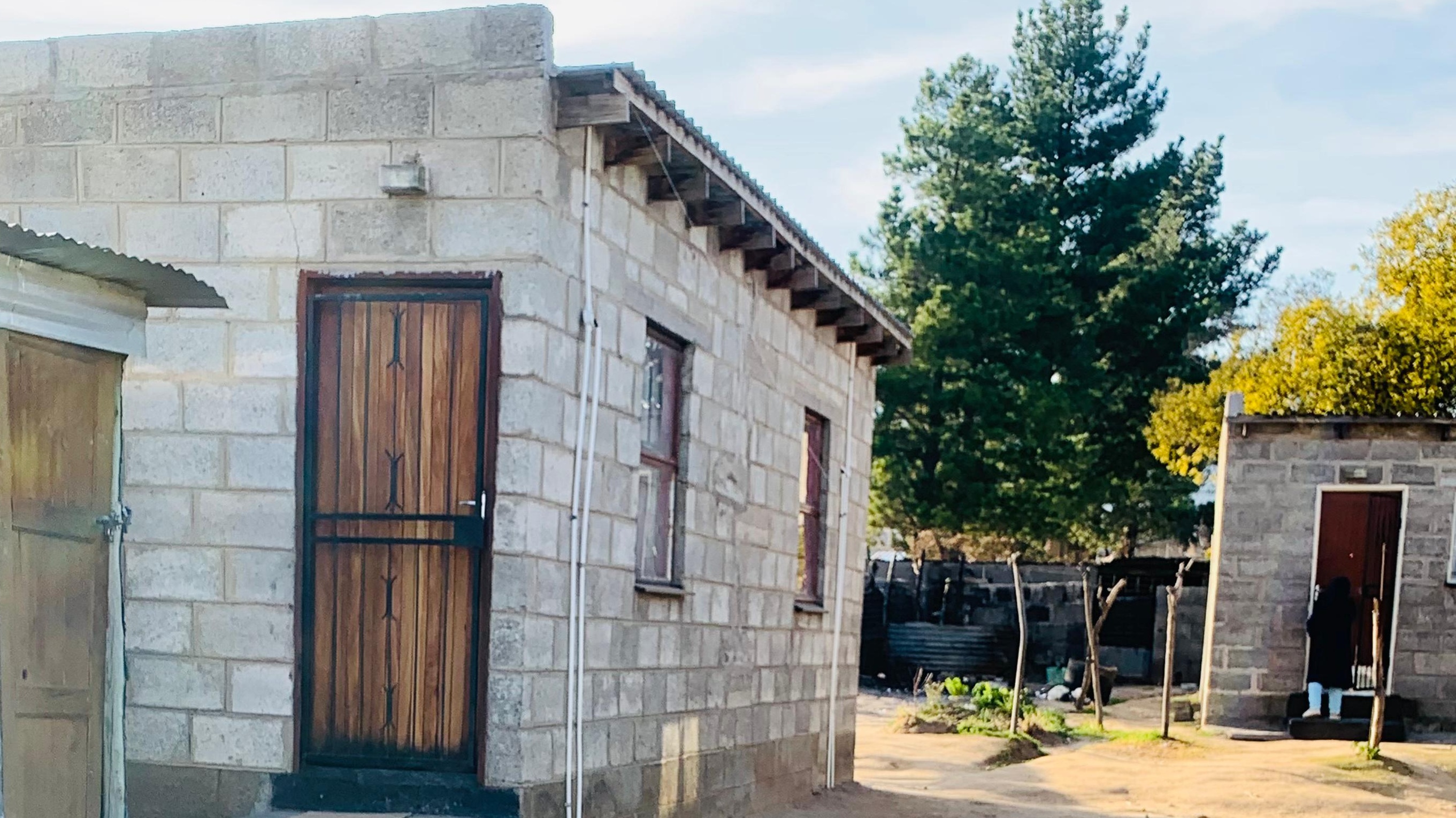 <p>This 5 roomed house with lisingle tse 4 and a bar, lease e teng, le licence ea bar e teng..Motse-Mocha </p>