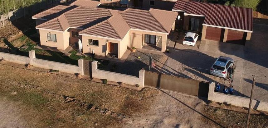 BEAUTIFUL 3 BEDROOMS HOUSE FOR SALE THETSANE LESIA.
.3 fitted bedrooms, master bedroom en-suite,
.Lounge and dinning,
.TV room/office, .
.Fitted kitchen,
.Servants quarters,
.Double garage.
.Plot size 824sqm lease available
.Secure location : THETSANE LESIA
VALUATION REPORT M1,950,000
ASKING PRICE 1,850, 000
