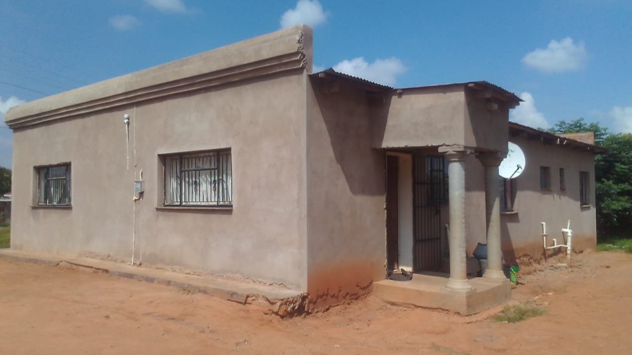 <p>4 bedroomed house with Lounge, fitted kitchen and fitted bathroom</p>