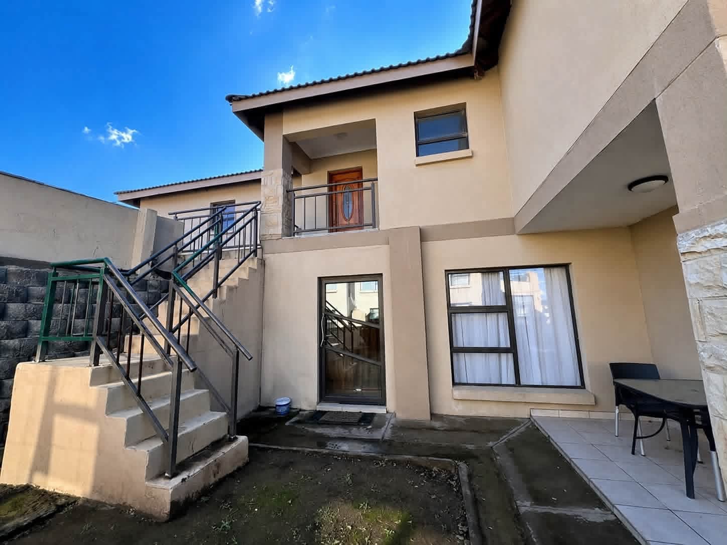 DOUBLE STOREY FOR SALE
Location: MASOWE 3
3 bedroom (master ensuite)
Open plan modern kitchen
Lounge
Entertainment room
Dining area
Pantry room
Guest toilet
Double Automated garage
Paved surrounding
Well maintained lawn
Selling for LsL 2,700,000