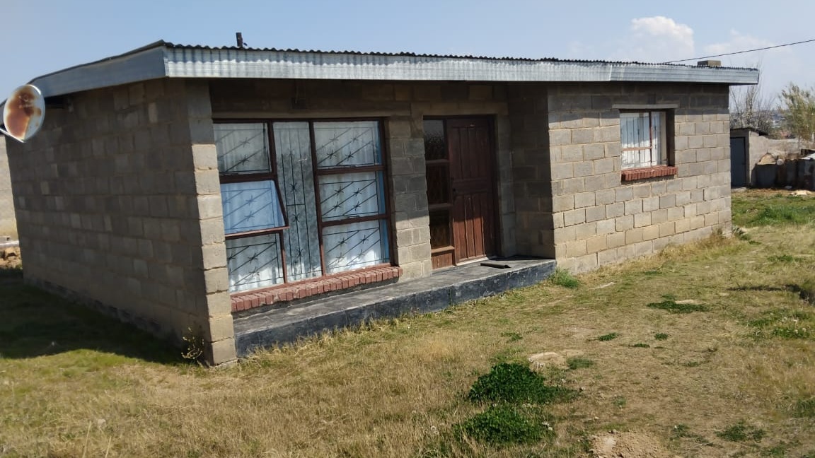 This house is at Sekamaneng pela ha ntate Ramothamo, five minutes to the main road at just 385k, it has a lease