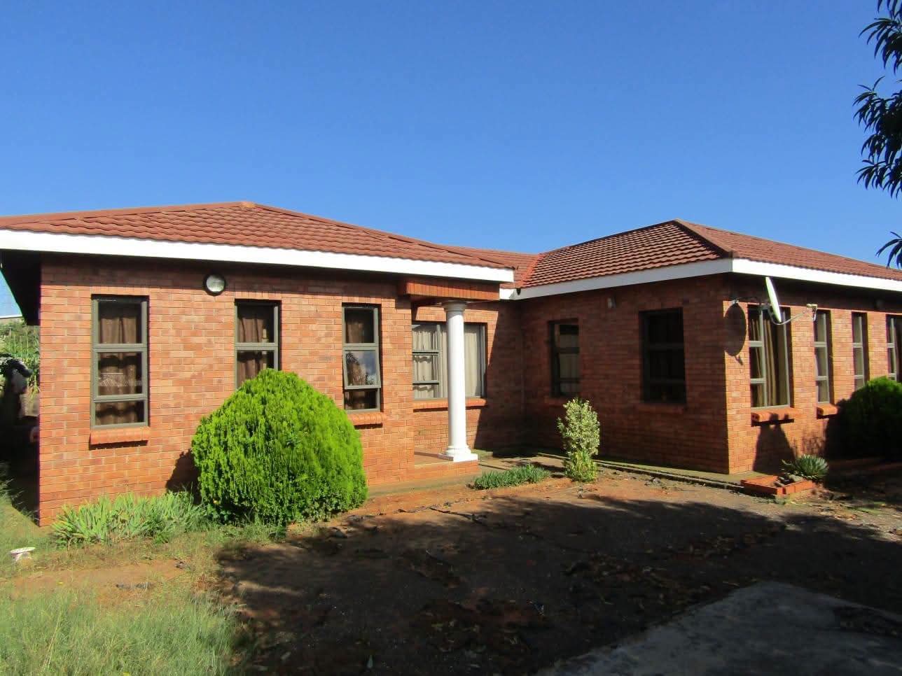 PROPERTY FOR SALE SEKAMANENG NEAR YOUNG STARS PLAYGROUND
✔3 bedrooms Fitted
✔2 bathrooms
✔Kitchen fitted
✔Sitting room with dining
✔Double garage
✔Plot size 900sqm/30 × 30
✔Lease available
✔There's additional house by the gate.
✔Less than 5 Minutes from the tar road
✔Market value 1,650,000
Selling price 1,550,000
Agency fees required