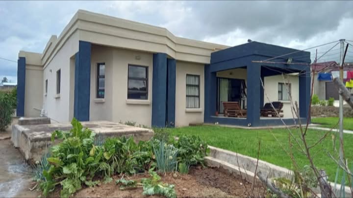 🏘️Fully Fitted 4Bedroomed House For Sale and rental 

📍Ha Matala Phase1  Maseru Lesotho 
💰Rent per month 12 000 plus equivalent security deposit 
●4 Spacious Bedrooms (3 ensuit)
● 1Common Bathroom 
●Morden kitchen fitted with Stove & Oven 
●Lounge & Dining area 
●3 Car  Garage
●Paved yard and Lawn
●Palisade Fanced 
💰Selling Price  2million